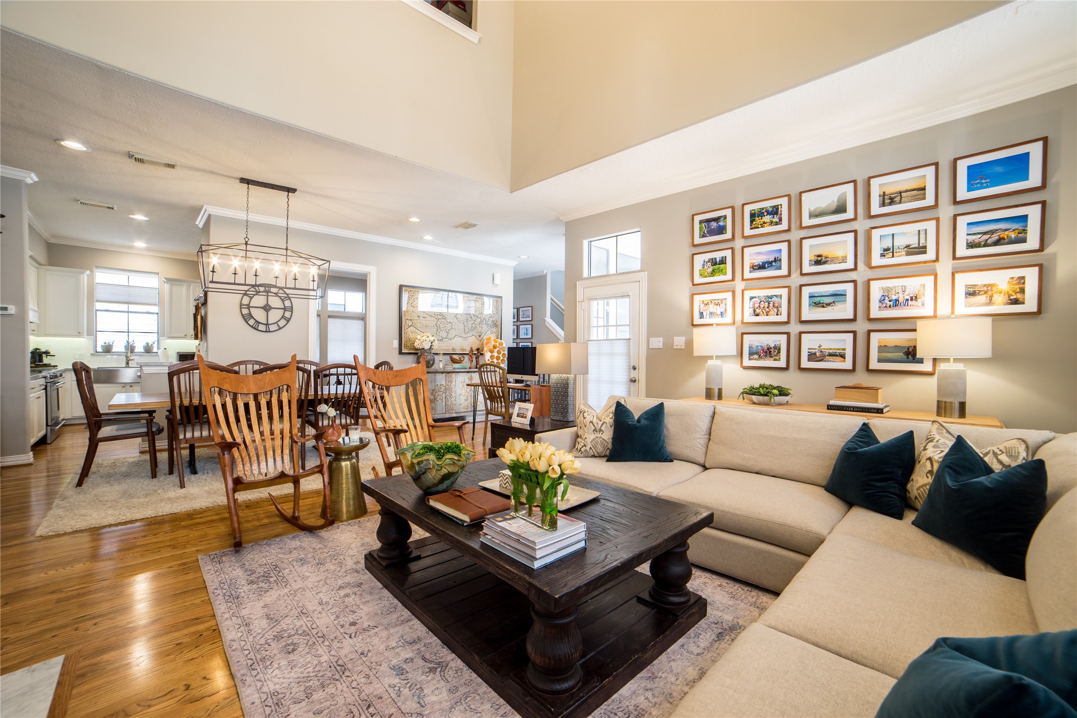 1611 McDonald Street Houston, TX 77007 - Photo 11 of 37 Soaring 20’ ceilings add dimension and volume to the main artery