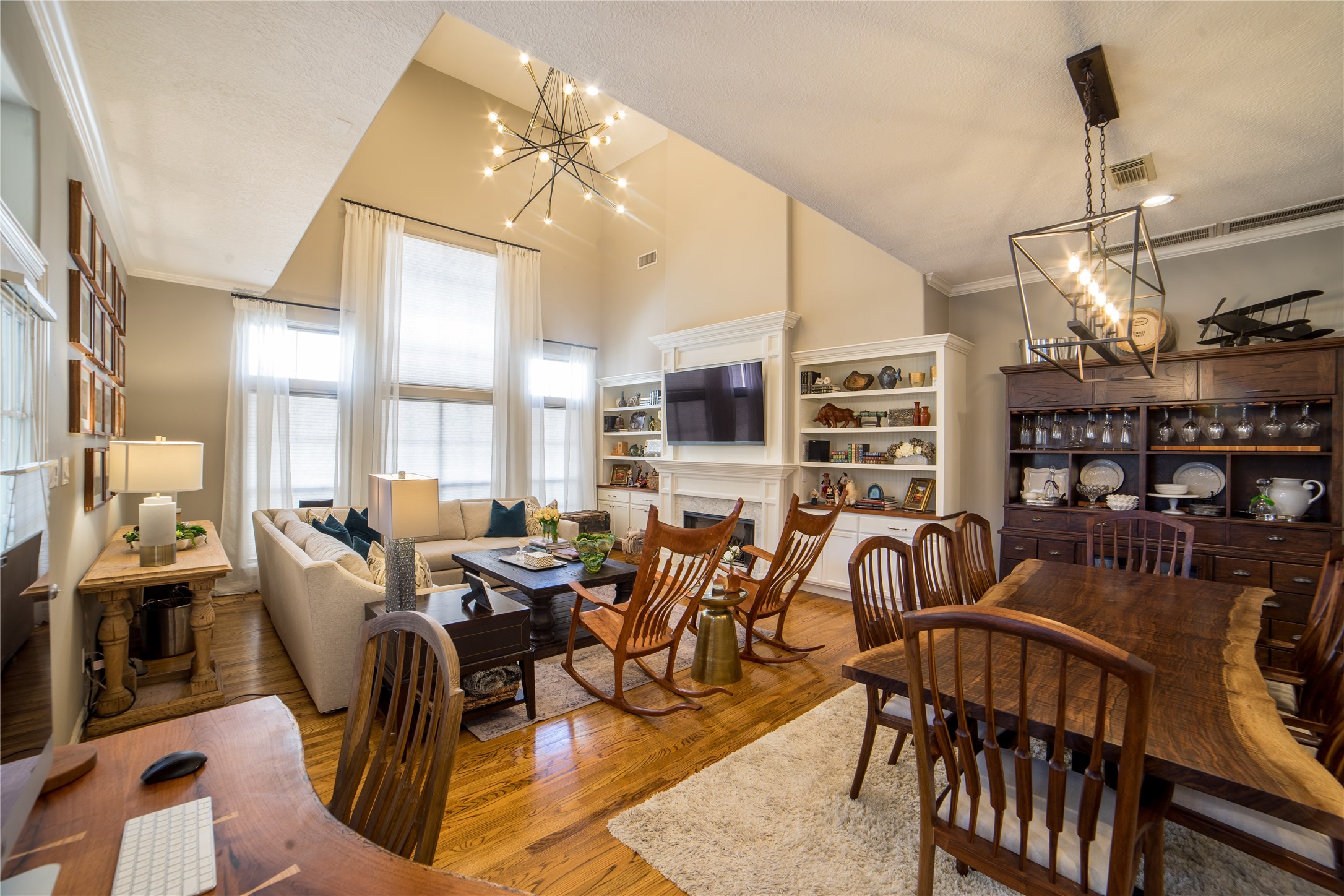 1611 McDonald Street Houston, TX 77007 - Photo 12 of 37 A blend of contemporary and classic fixtures intertwine to create a thoughtful blend of design.