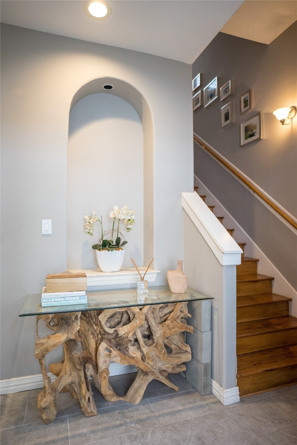 1611 McDonald Street Houston, TX 77007 - Photo 4 of 37 Entry delivers you into a formal foyer, optimal for greeting guests. Art niche is ideal for displaying family photos, a painting, or flowers.