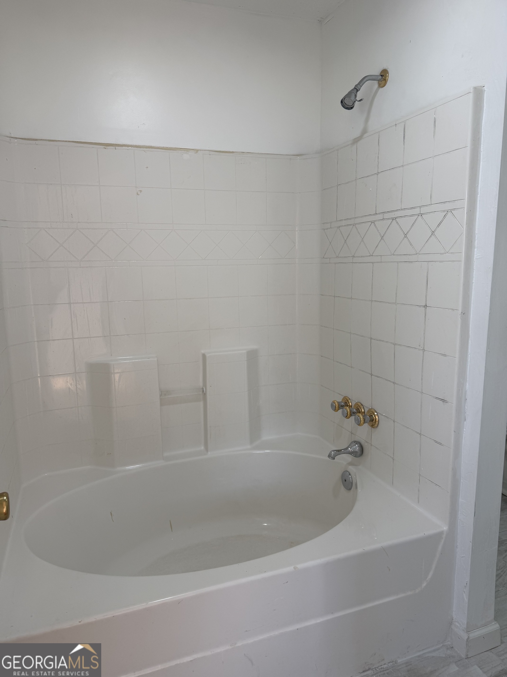 153 Wheehaw Road Macon, GA 31211 - Photo 14 of 28 a close view of a bathtub in bathroom