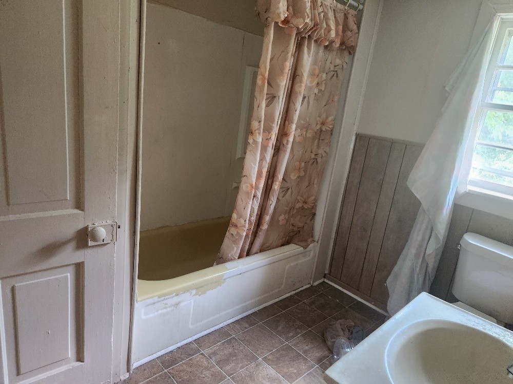 321 West Washington Street Pulaski, TN 38478 - Photo 11 of 11 a bathroom with a tub and shower