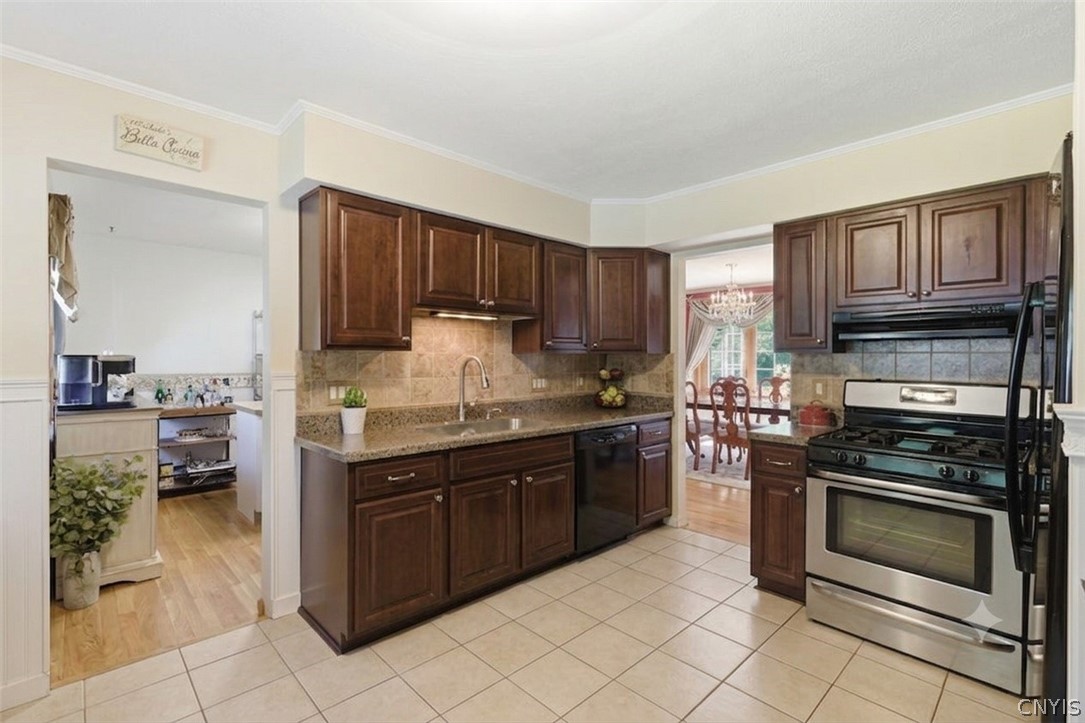 7454 Thunderbird Road Clay, NY 13088 - Photo 24 of 50