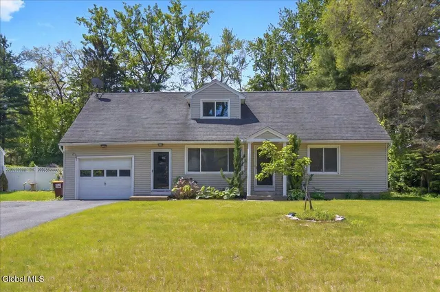 $1,800 | 4 Willey Street, Unit 1, Guilderland, NY 12203