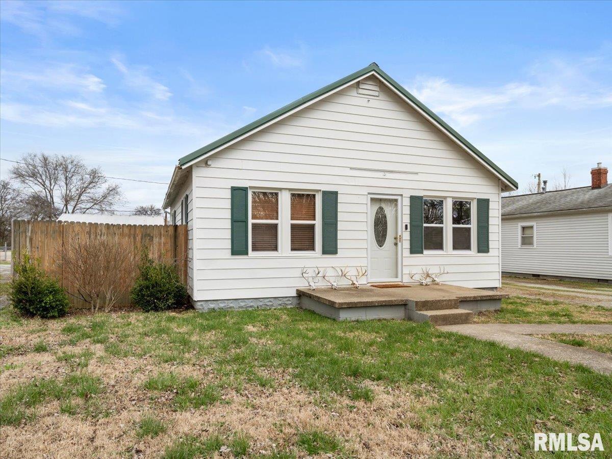 712 Beck Street Carmi, IL 62821 - Photo 2 of 19