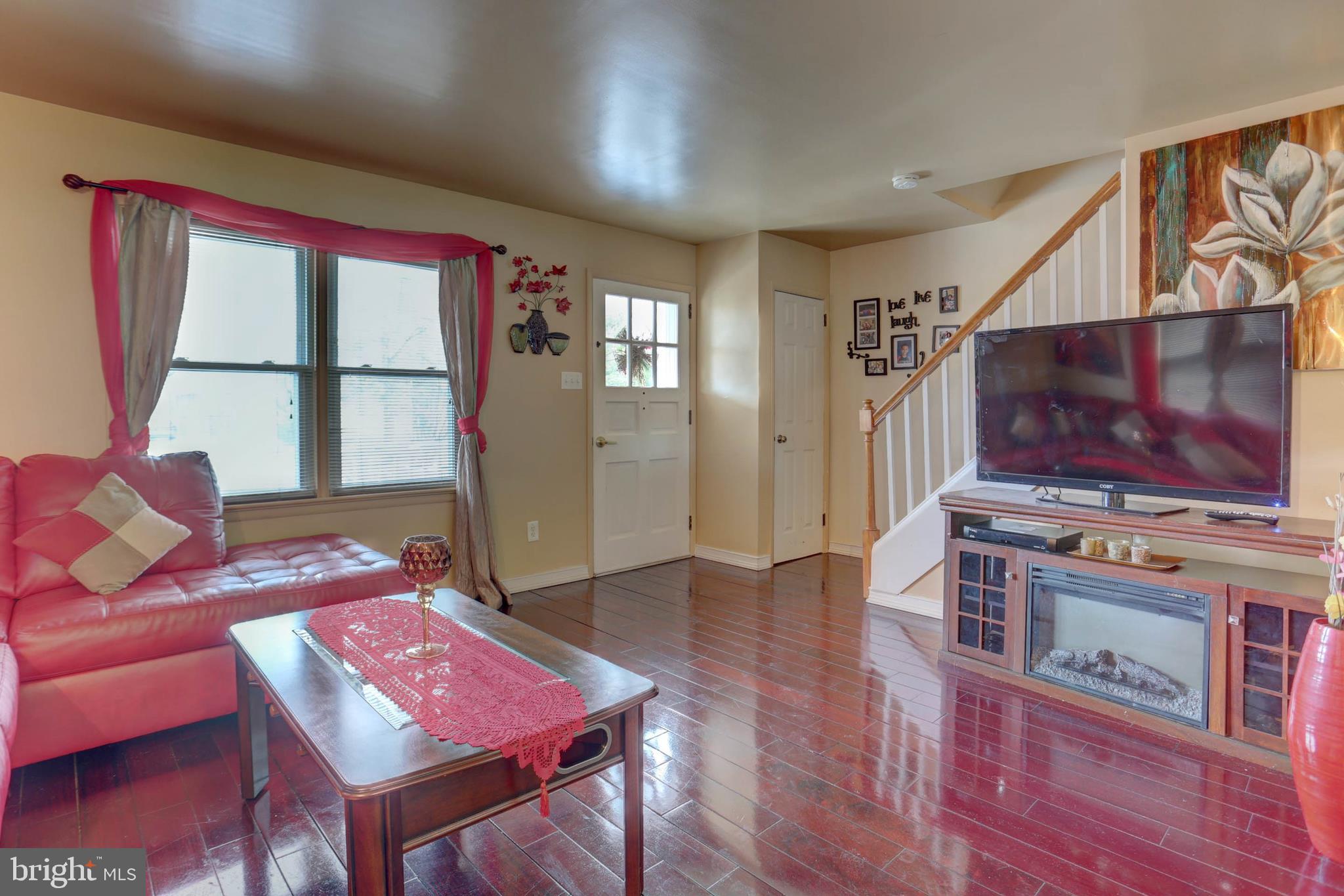 332 Charles Road Lancaster, PA 17603 - Photo 6 of 20 LIVING ROOM
