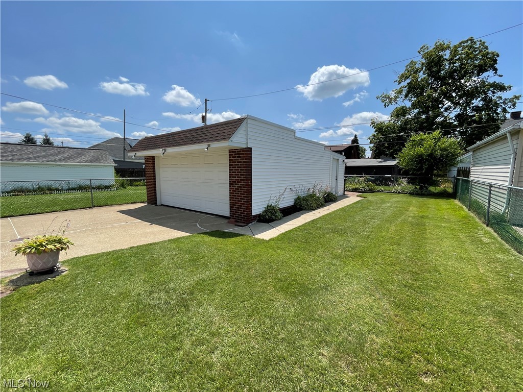 7413 Spring Garden Road Cleveland, OH 44129 - Photo 4 of 34