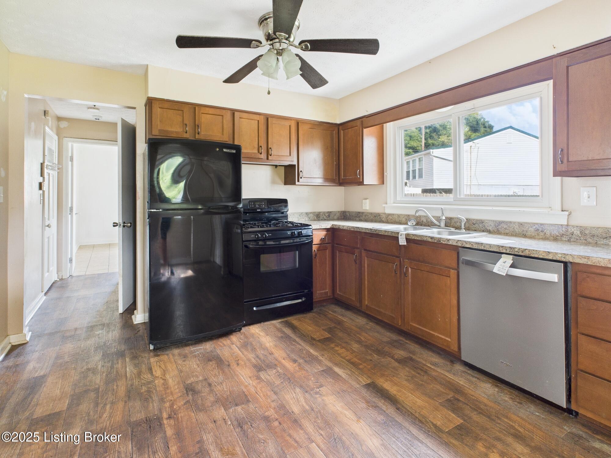 5003 Kendall Road Louisville, KY 40272 - Photo 2 of 27 Kitchen