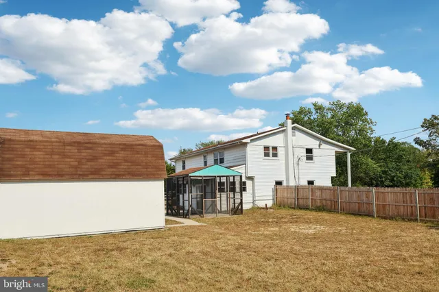 a picture of a bench in the screen