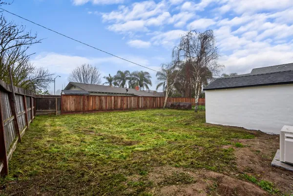a view of a backyard