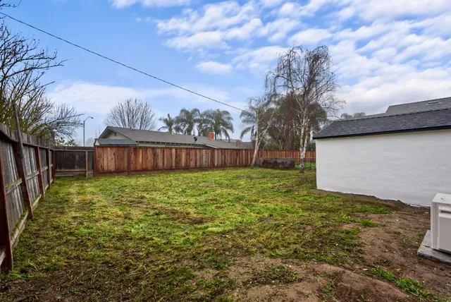 a view of a backyard