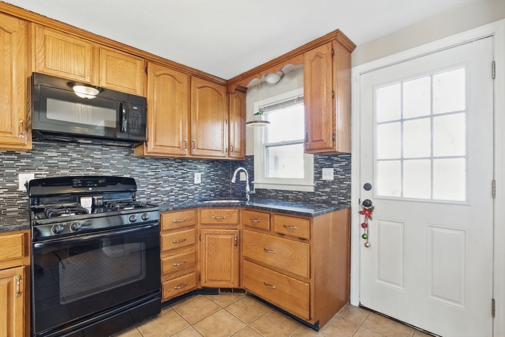 76 Hazen Street Springfield, MA 01119 - Photo 8 of 24 Gallery Image 8