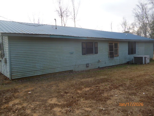14765 Highway 70 East Huntingdon, TN 38344 - Photo 2 of 11 a backyard of a house