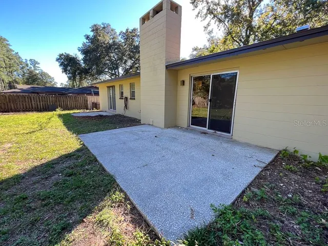 a view of back yard of the house