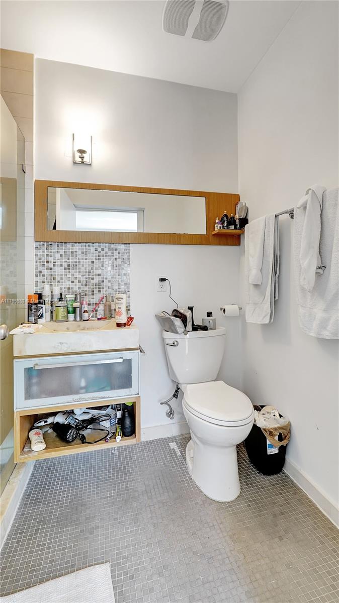 Flamingo-Lummus Miami Beach, FL 33139 - Photo 31 of 63 a living room with a couch and potted plant