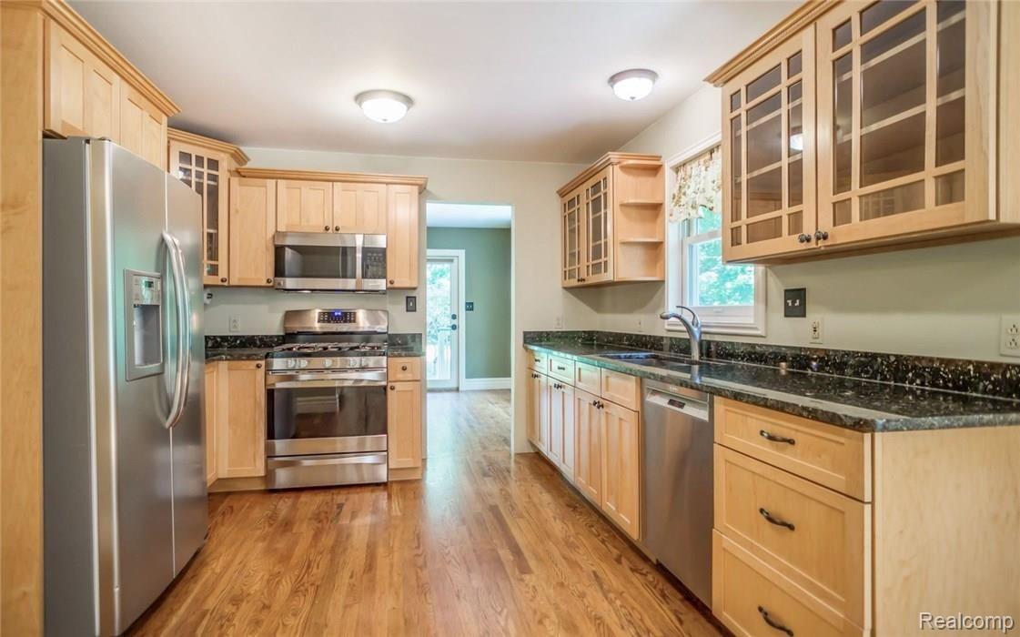 1798 Lone Tree Road Highland, MI 48357 - Photo 16 of 52 l t kitchen.jpg