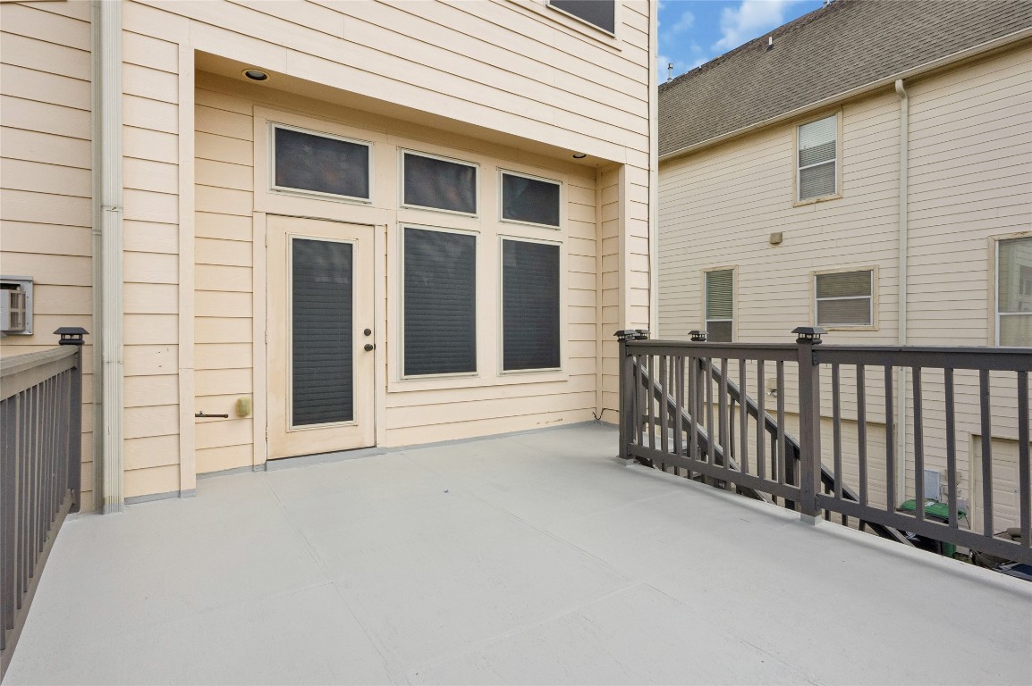 5509 Darling Street Houston, TX 77007 - Photo 11 of 36 deck on the second story perfect for small gathering.