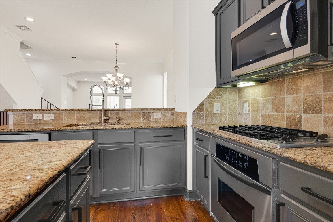 5509 Darling Street Houston, TX 77007 - Photo 18 of 36 gourmet kitchen