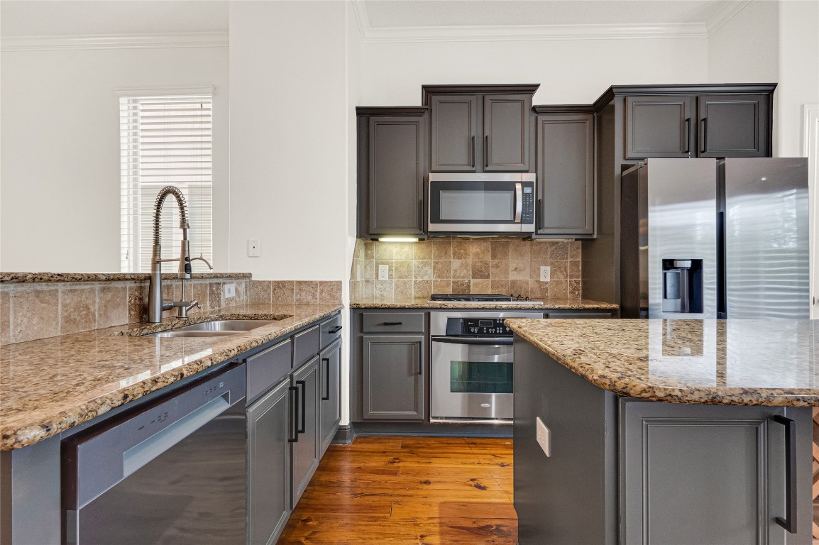 5509 Darling Street Houston, TX 77007 - Photo 19 of 36 gourmet kitchen