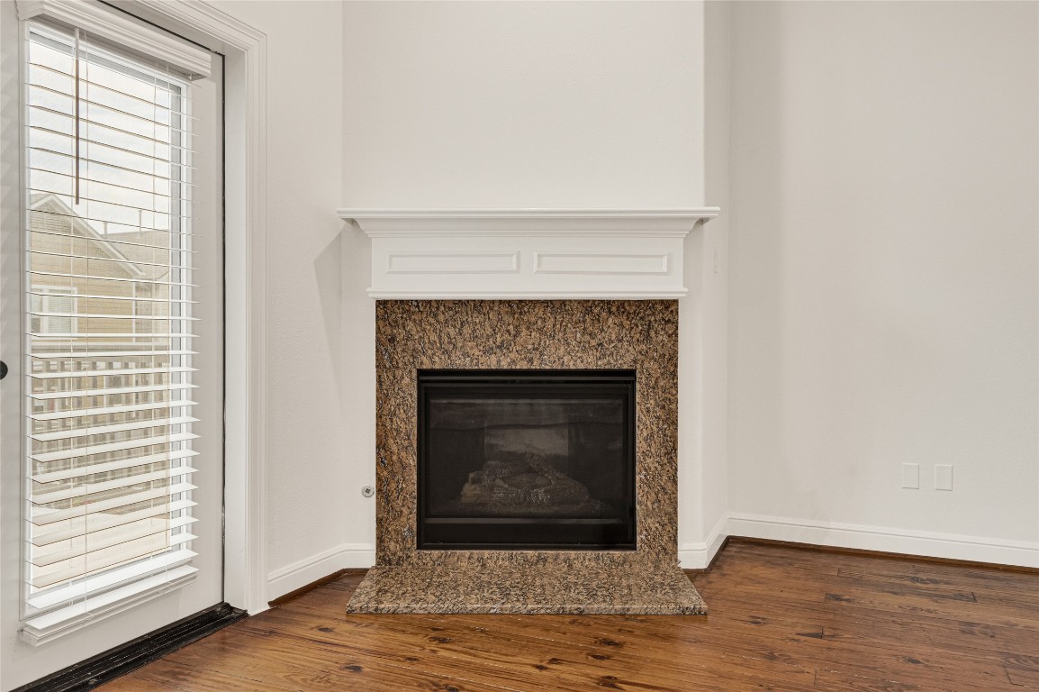 5509 Darling Street Houston, TX 77007 - Photo 25 of 36 Gas fired fireplace.