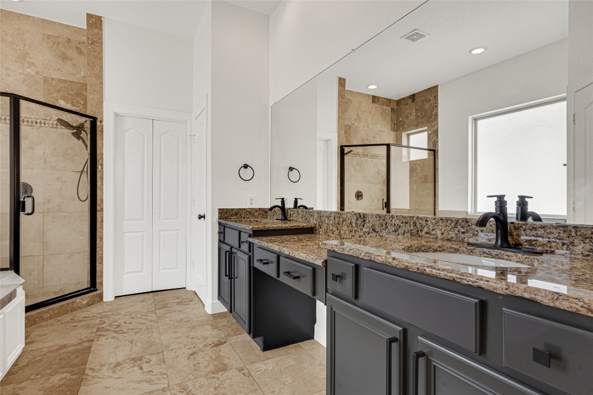 5509 Darling Street Houston, TX 77007 - Photo 31 of 36 master bathroom