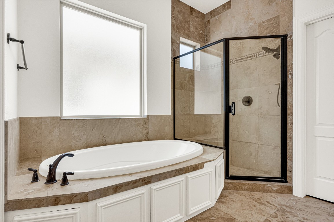 5509 Darling Street Houston, TX 77007 - Photo 32 of 36 master bathroom jacuzzi