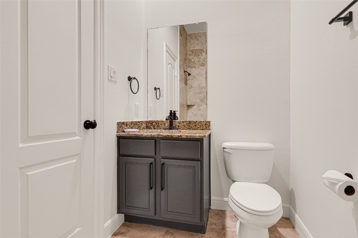 5509 Darling Street Houston, TX 77007 - Photo 35 of 36 Guest bathroom