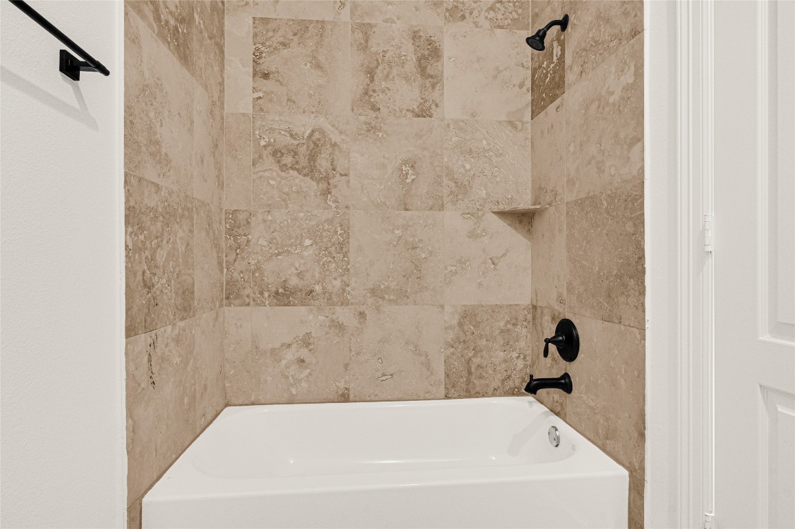 5509 Darling Street Houston, TX 77007 - Photo 36 of 36 Guest bedroom