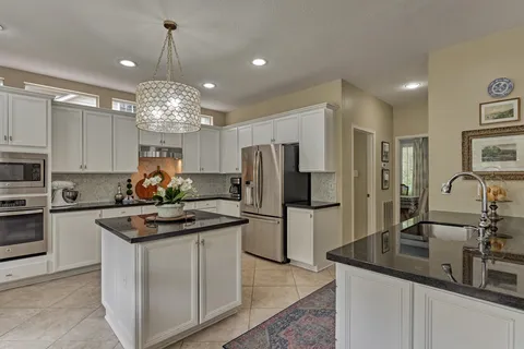 $689,000 | 11 Wisteria Walk Circle, The Woodlands, TX 77381