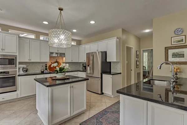 $689,000 | 11 Wisteria Walk Circle, The Woodlands, TX 77381