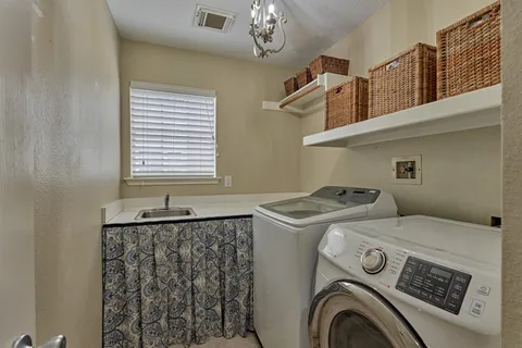 $689,000 | 11 Wisteria Walk Circle, The Woodlands, TX 77381