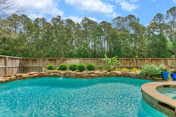 $689,000 | 11 Wisteria Walk Circle, The Woodlands, TX 77381