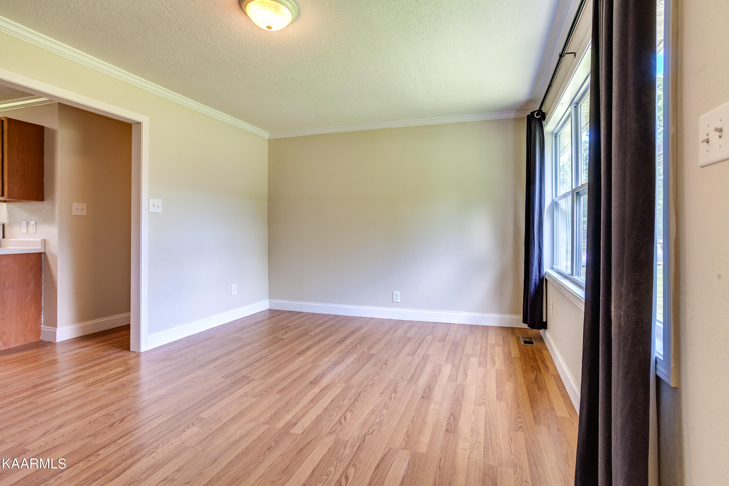 4919 Coster Road Knoxville, TN 37912 - Photo 5 of 18 007220513-1-4919CosterRdKnoxvilleTN-SMAL