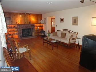29 Dublin Road Pennington, NJ 08534 - Photo 3 of 12 Living Room