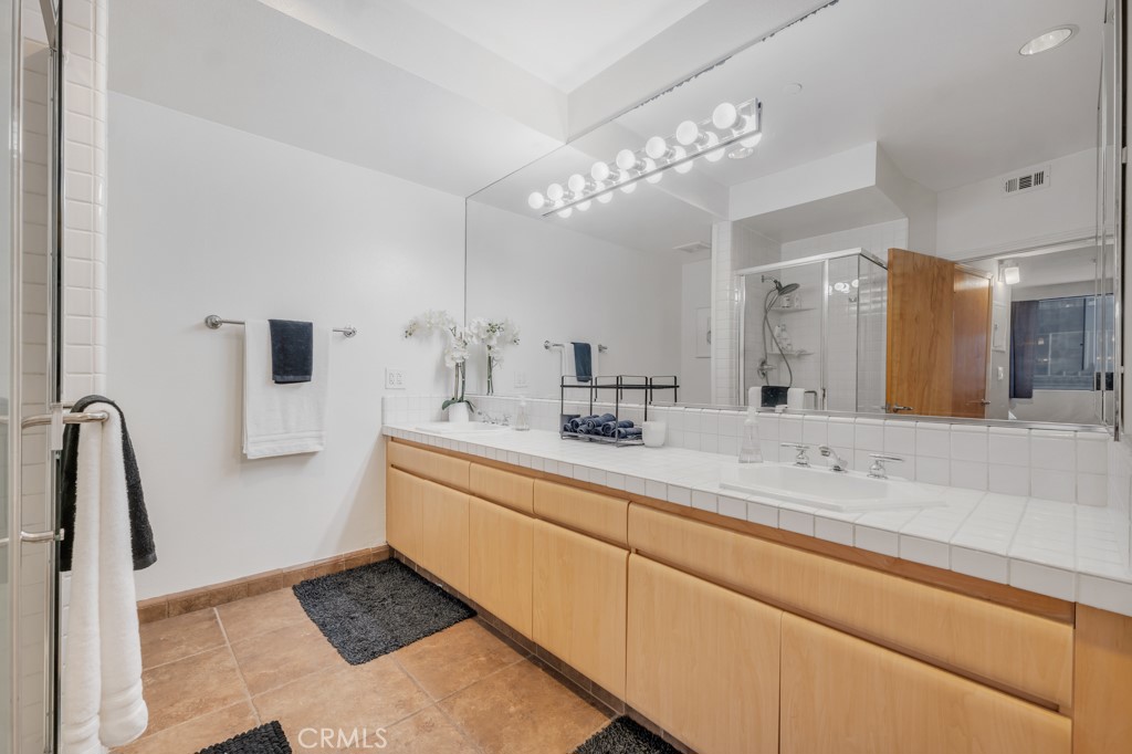 171 North Church Lane, Unit 514 Los Angeles, CA 90049 - Photo 4 of 13 Primary Bathroom