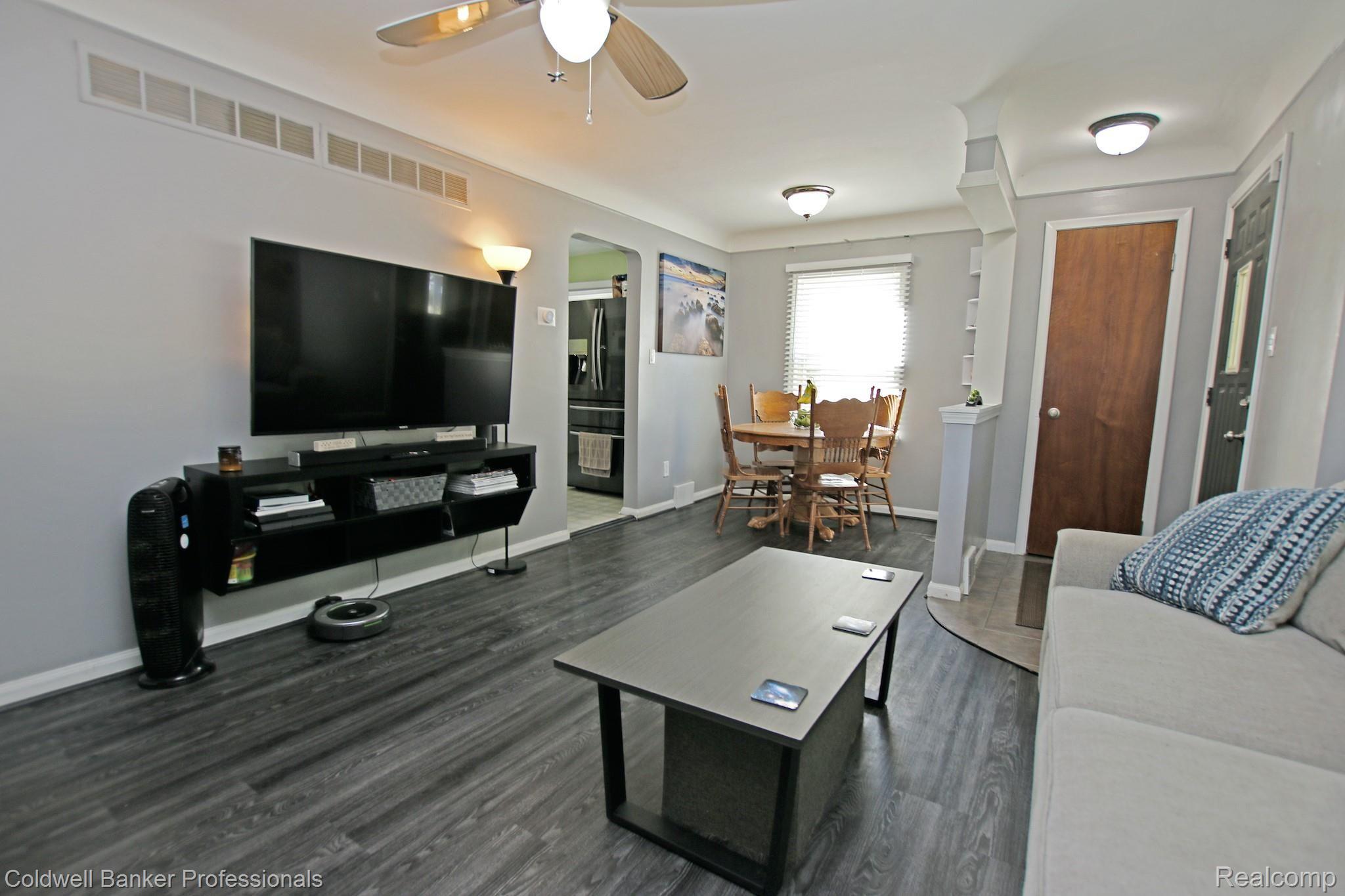 3796 Greenfield Road Berkley, MI 48072 - Photo 6 of 40 6) Living Room.jpg