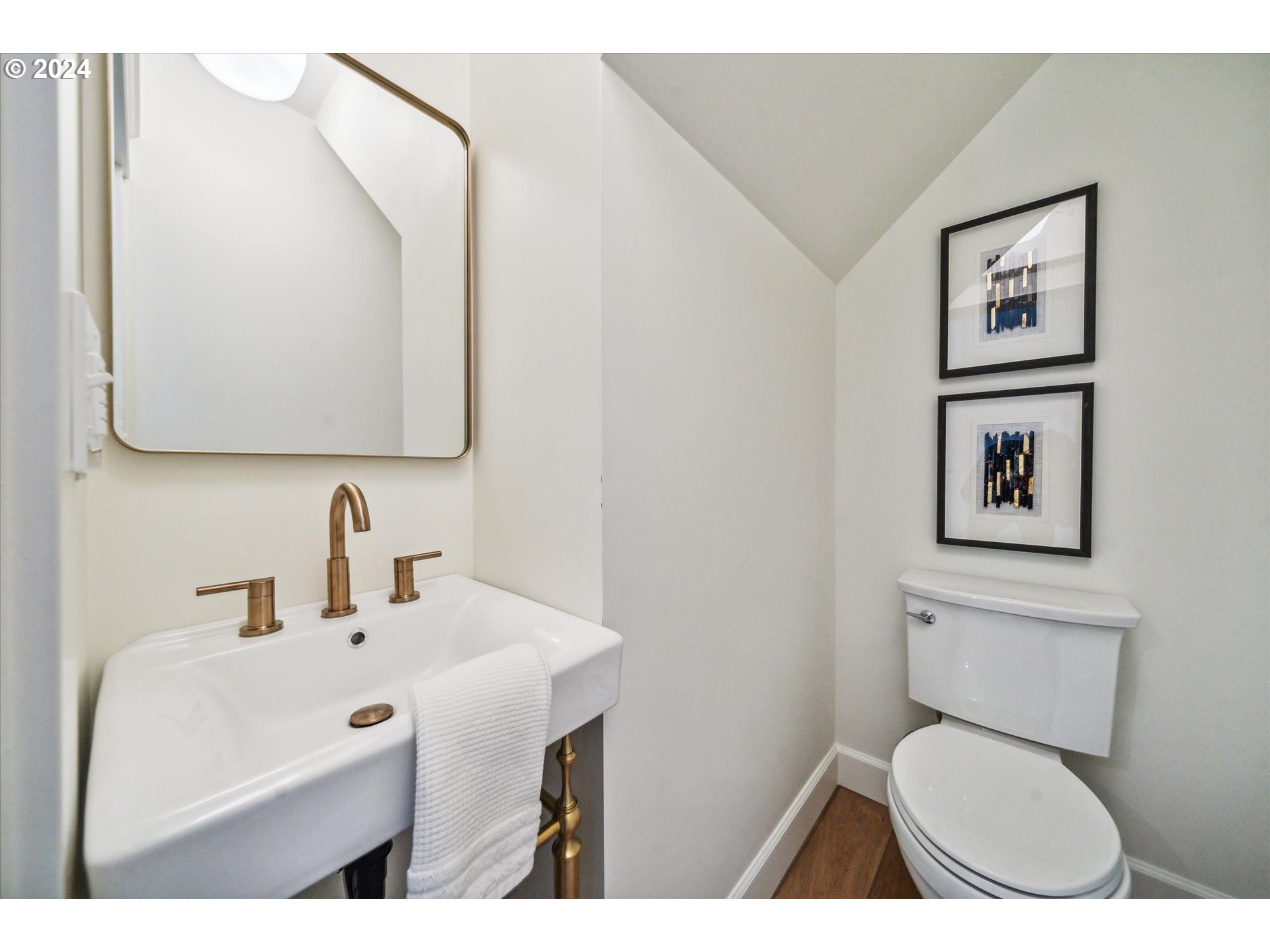 2458 Southeast Cora Street Portland, OR 97202 - Photo 10 of 27