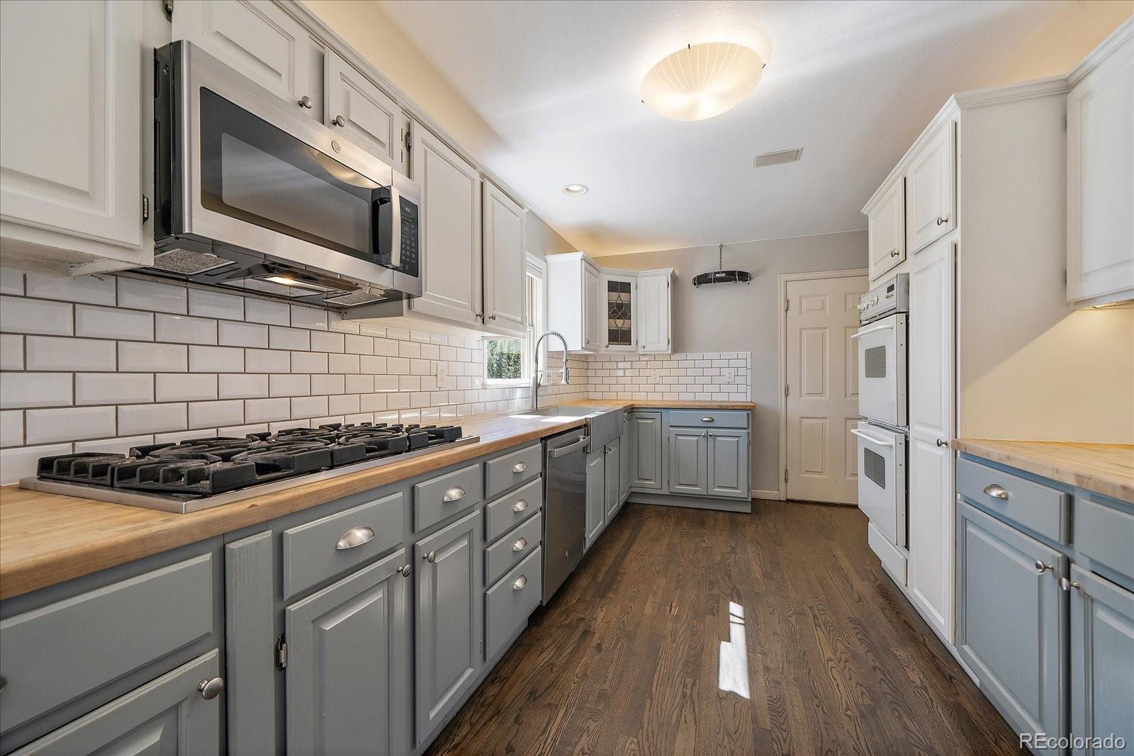 11842 South Geronimo Trail Conifer, CO 80433 - Photo 11 of 41 a kitchen with stainless steel appliances granite countertop a stove a sink and a microwave