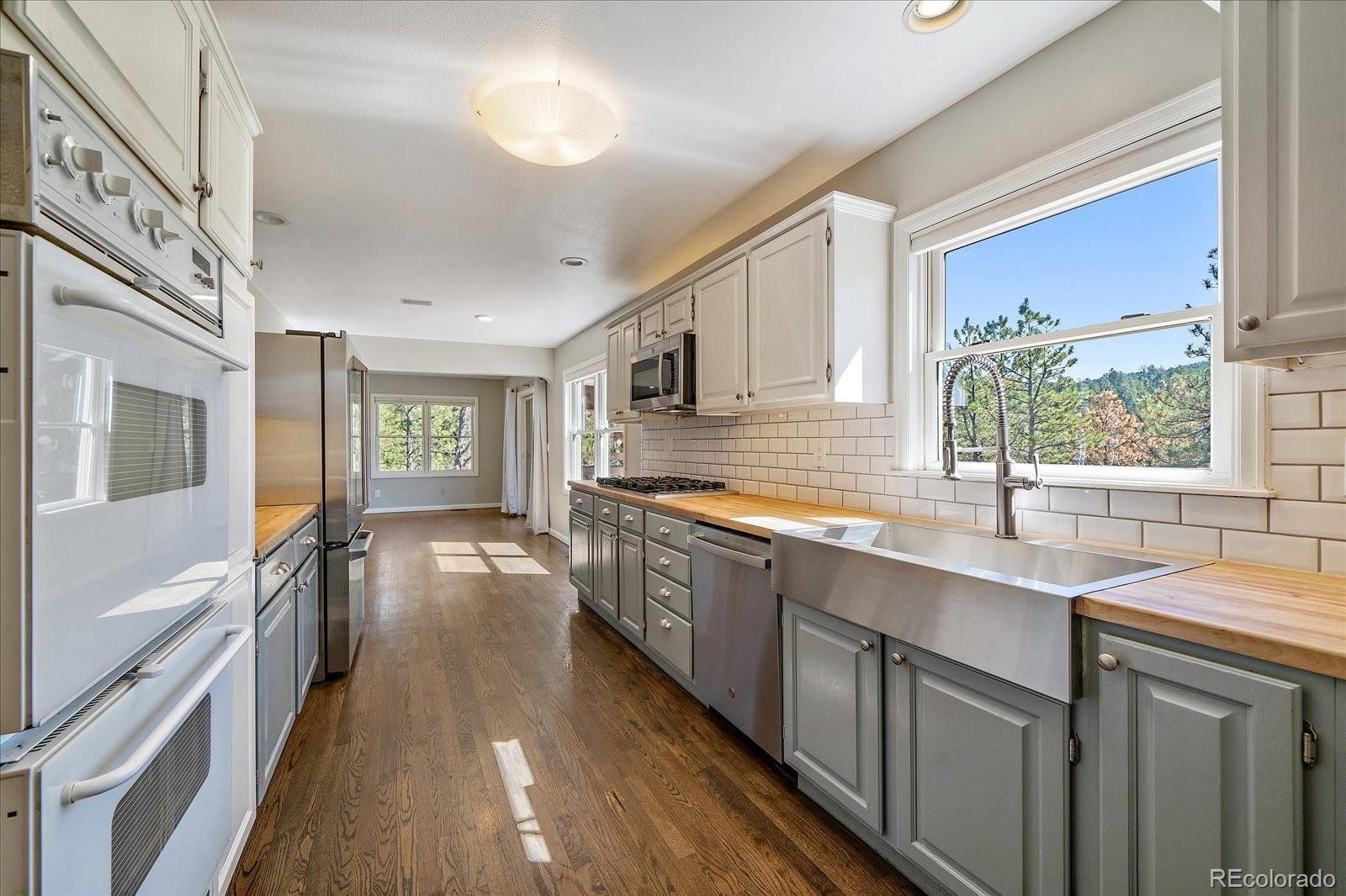 11842 South Geronimo Trail Conifer, CO 80433 - Photo 12 of 41 a large kitchen with a large window