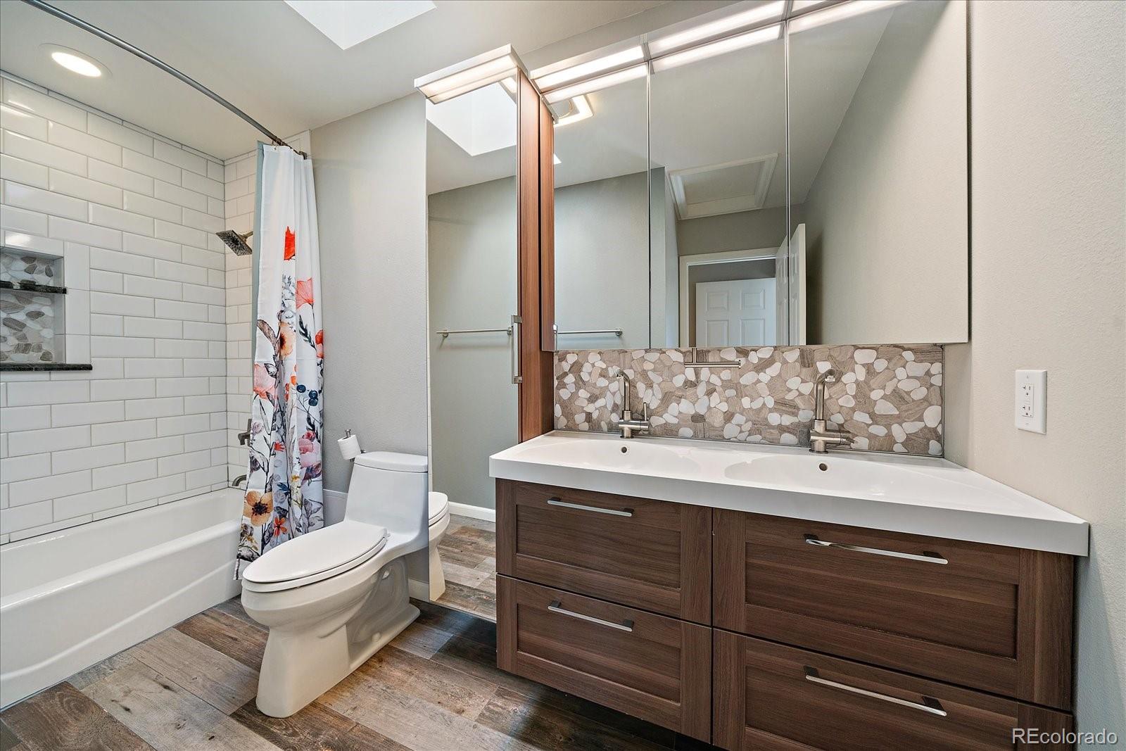 11842 South Geronimo Trail Conifer, CO 80433 - Photo 23 of 41 a bathroom with a sink a toilet and bathtub