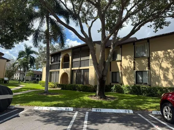 $175,000 | 213 Pine High Occupancy Vehicle Circle, Unit D2, Greenacres, FL 33463