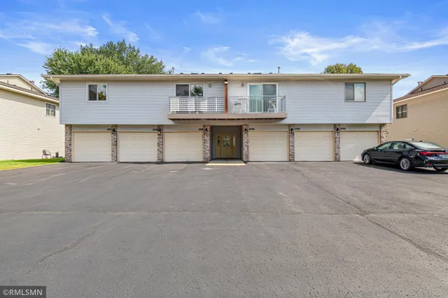 $184,500 | 3300 Greenbrier Street, Unit 3300C, Vadnais Heights, MN 55127
