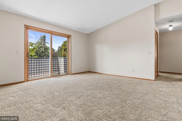 $184,500 | 3300 Greenbrier Street, Unit 3300C, Vadnais Heights, MN 55127