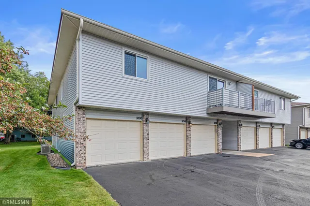 $184,500 | 3300 Greenbrier Street, Unit 3300C, Vadnais Heights, MN 55127