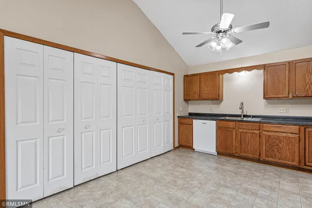 $184,500 | 3300 Greenbrier Street, Unit 3300C, Vadnais Heights, MN 55127