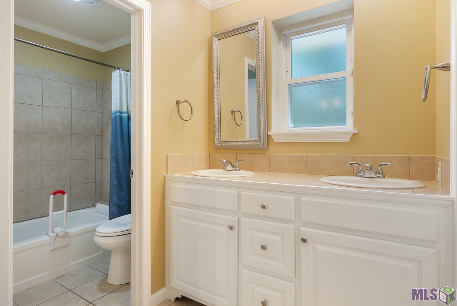 1041 Crescent Drive Baton Rouge, LA 70806 - Photo 9 of 11 Primary Bathroom