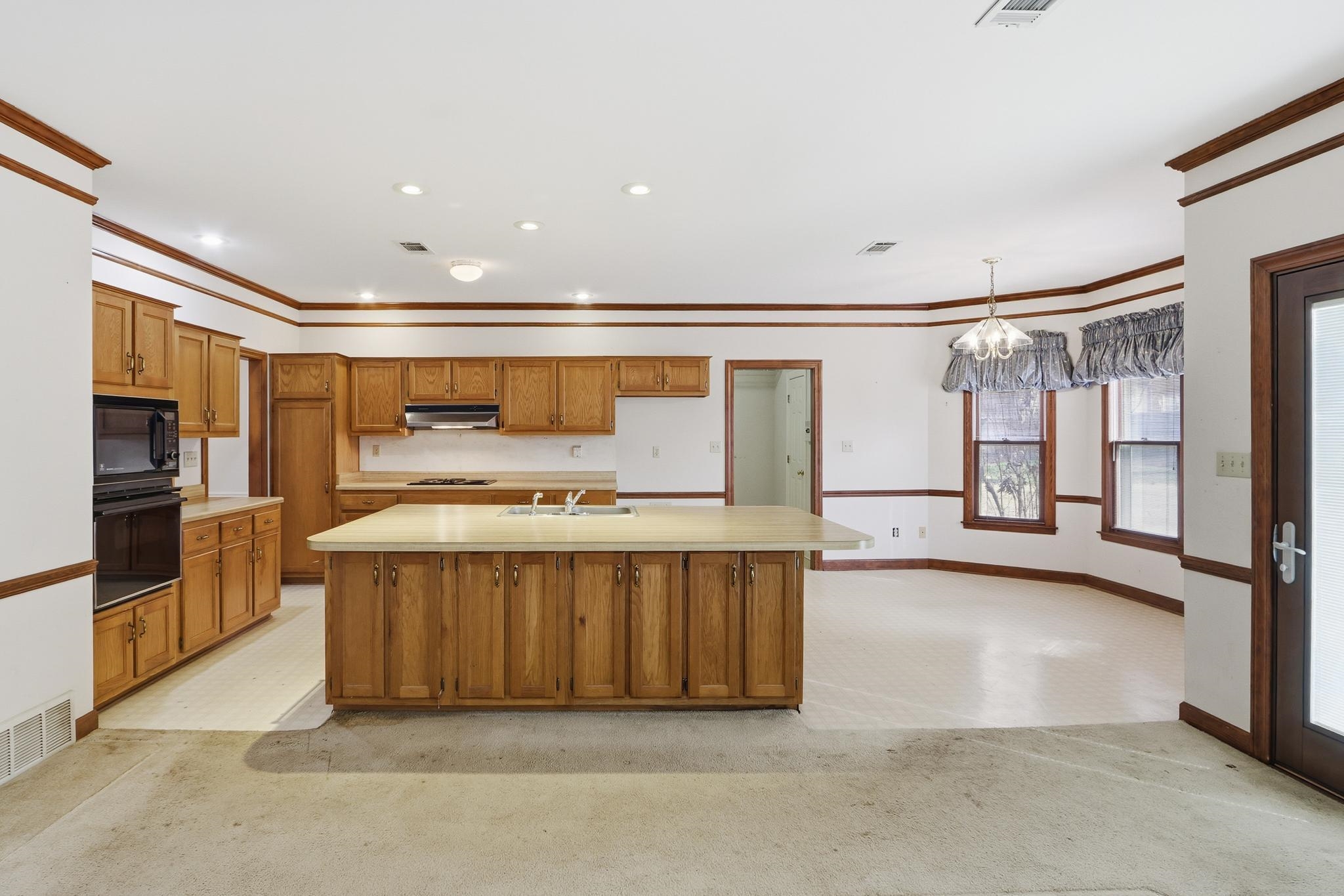 2670 Stout Rd Cove Memphis, TN 38119 - Photo 12 of 37 a spacious bathroom with a tub and shower