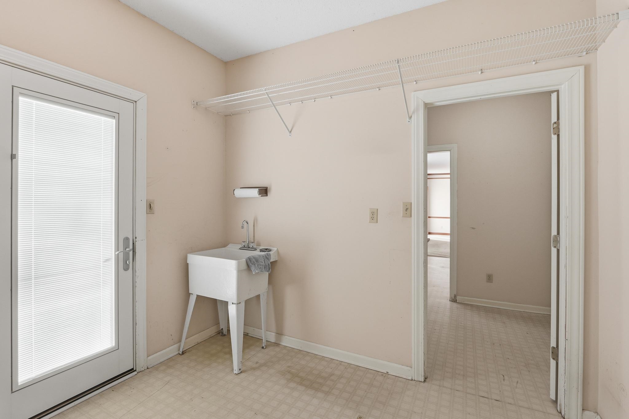 2670 Stout Rd Cove Memphis, TN 38119 - Photo 18 of 37 a room that has a mirror and a table in it