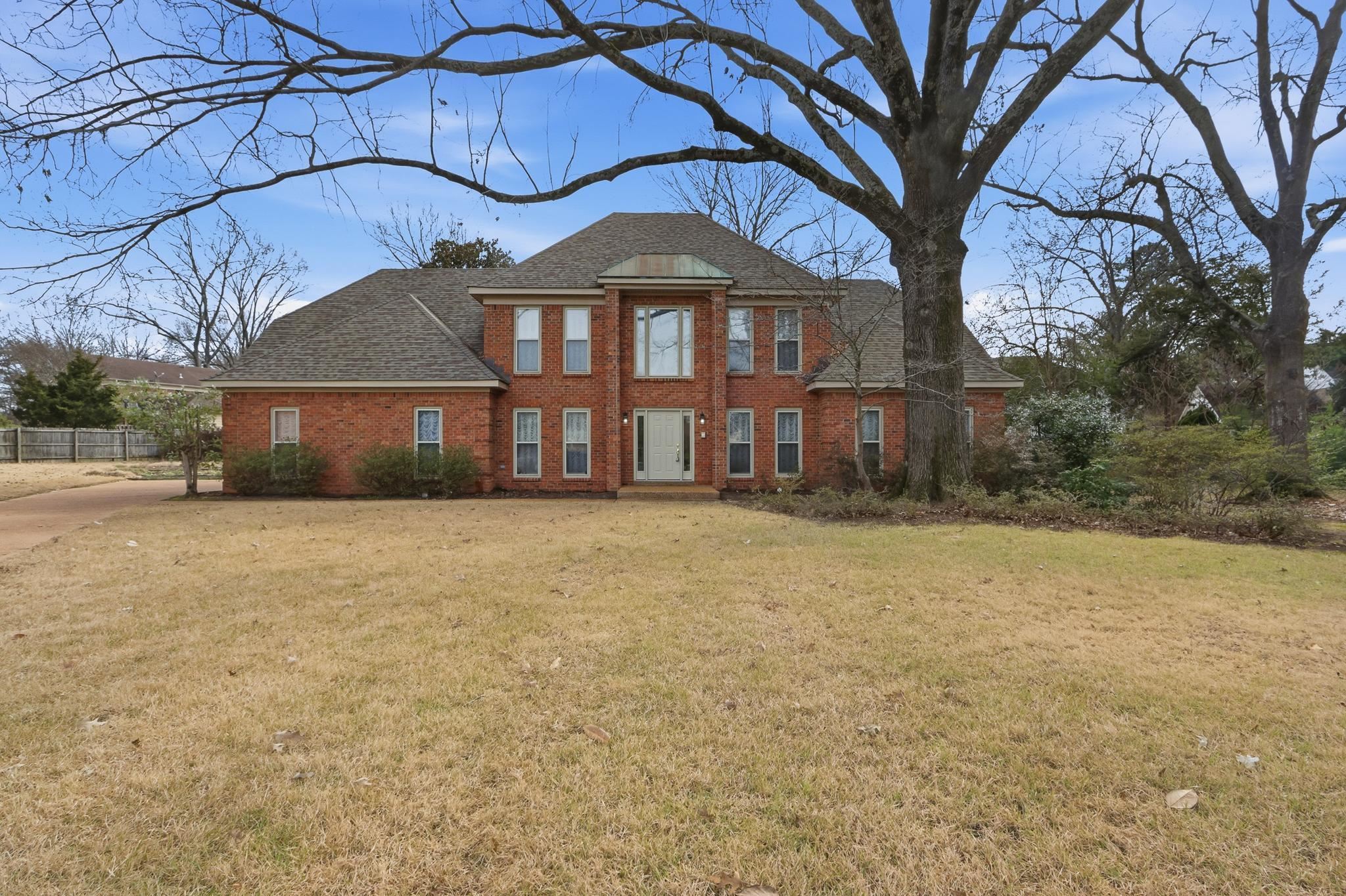 2670 Stout Rd Cove Memphis, TN 38119 - Photo 2 of 37 Colonial-style house with a shingled roof, brick siding, and a front yard