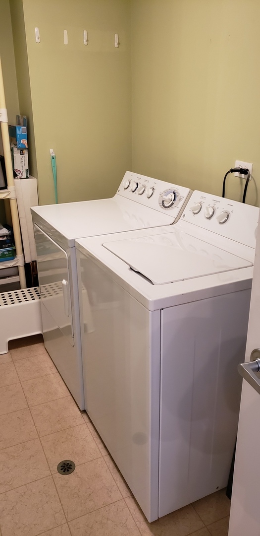 511 Prestwick Lane, Unit 501 Wheeling, IL 60090 - Photo 4 of 21 a utility room with dryer and washer
