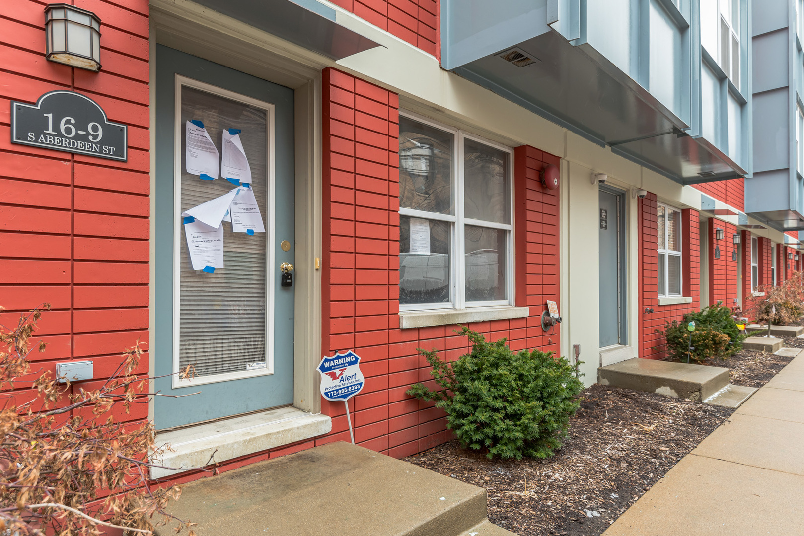 16 South Aberdeen Street, Unit 9 Chicago, IL 60607 - Photo 3 of 24 a front view of a house